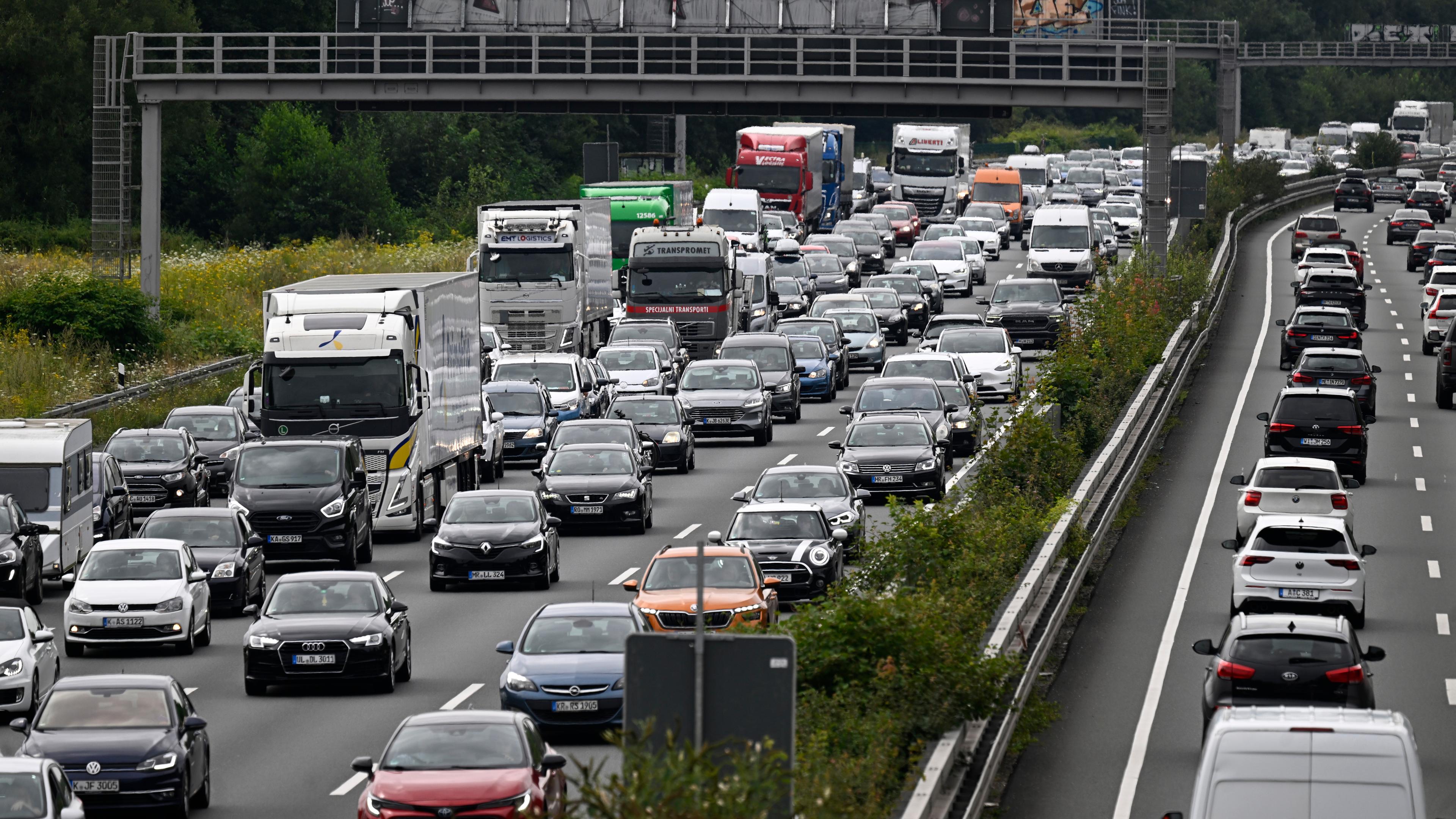 Nordrhein-Westfalen, Leverkusen: Autos und Lastwagen stehen am Leverkusener Kreuz im Stau.