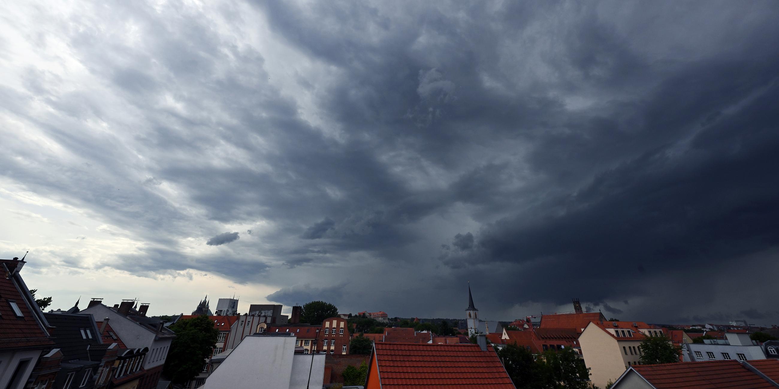 Dunkle Wolken ziehen über Erfurt.