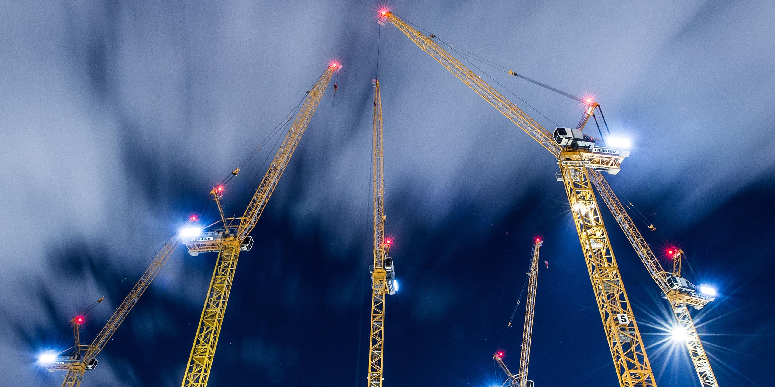 Archiv: Wolken ziehen am 13.11.2017 über Baukräne auf einer Baustelle in Berlin hinweg