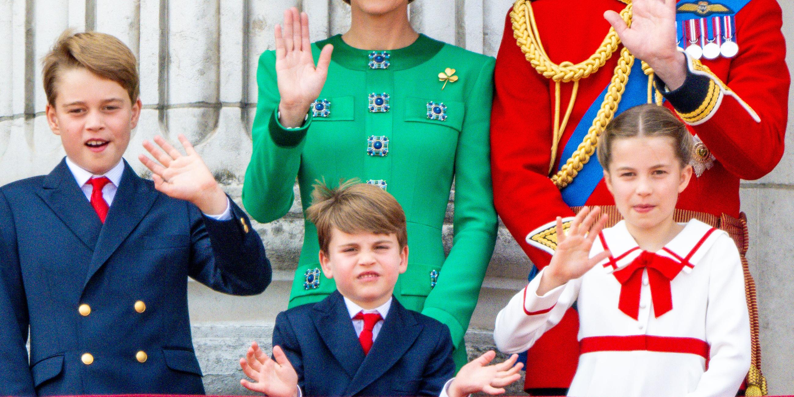 Prinz William mit Kate und Kindern winkend auf dem Balkon des Buckingham-Palastes