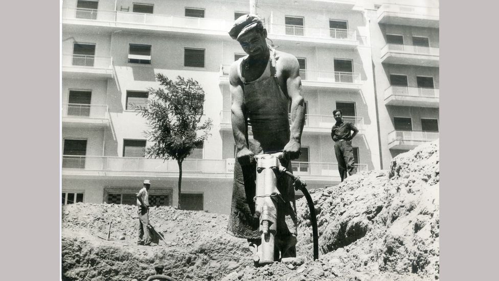 Construction in the 1950s (Credit: Benaki Museum, Costas Megalokonomou Archives/ Image from Builders, Housewives and the Construction of Modern Athens by Ioanna Theocharopoulou)