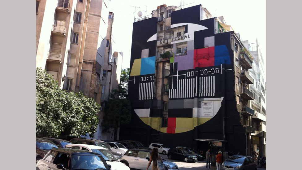 ‘No Signal’ mural in Athens, 2013 (Credit: Image from Builders, Housewives and the Construction of Modern Athens by Ioanna Theocharopoulou)