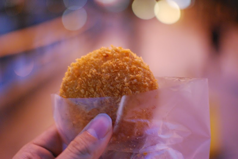 こんぴらさんの麓のコロッケ「平岡精肉店」  Croquette of Hiraoka Butcher shop near Konpira shrine