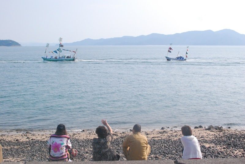 【今はもうみられない祭り】佐柳島・佐柳八幡神社の秋祭り「船渡御（ふなとぎょ）」  – Sanagi island festival" carrying of miniature shrine on the ship