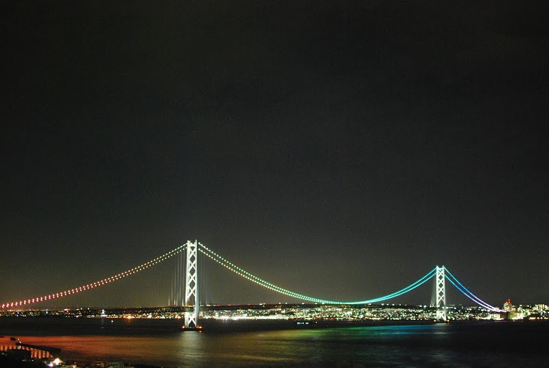 瀬戸内海を虹色に染める世界最長の吊り橋、明石海峡大橋 – Akashi Kaikyo Bridge is the longest cable-suspended bridge in the world. It reflects in rainbow color on Seto Inland Sea.