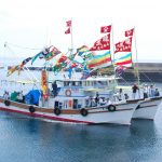 伊吹いりこの伊吹島（いぶきじま）。大漁旗で彩られた船の「明神祭（みなとまつり）」