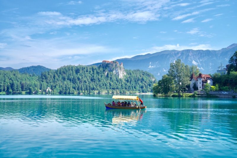 伝統の手漕ぎのボートでしか渡れない小さな島『ブレッド湖』 – “Lake Bled”, Slovenia