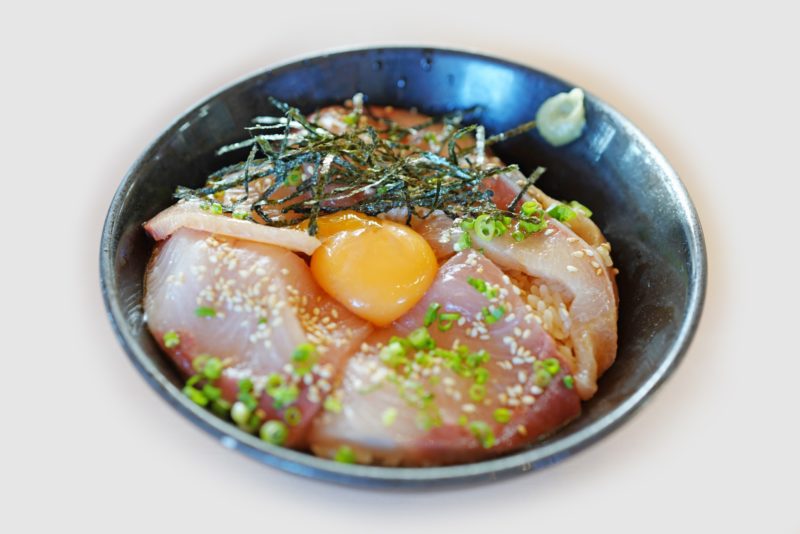 【香川 秋冬限定】オリーブハマチ丼 – [Kagawa Olive Hamachi season] Rice bowl topped with Olive Hamachi (yellow-tail)