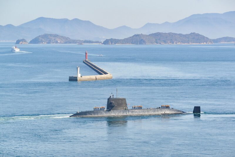 潜水艦『まきしお』が高松港へ – The submarine “Makishio” arrives at Takamatsu port