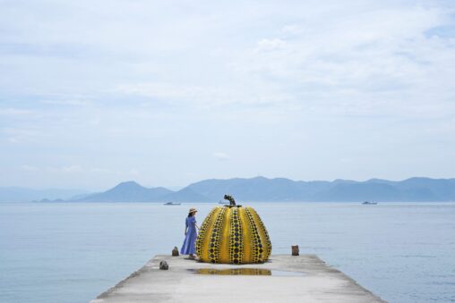 直島の黄色いカボチャ - Yellow pumpkin at Naoshima island