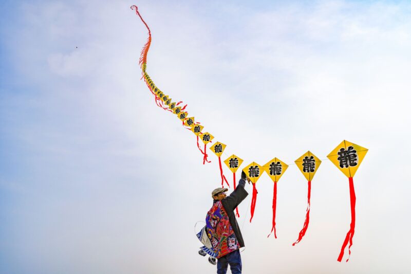 「タコ」ではなく「イカ」と呼ばれる津田の凧揚げ – Kite flying in Tsuda, known as ‘squid’ rather than ‘octopus’.