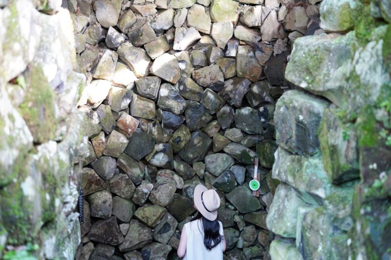 【香川】地球で冷やした冷風が吹き抜ける！高鉢山の風穴 – [Kagawa] Earth-cooled winds blow through! Blowing cave in Mt. Takahachi