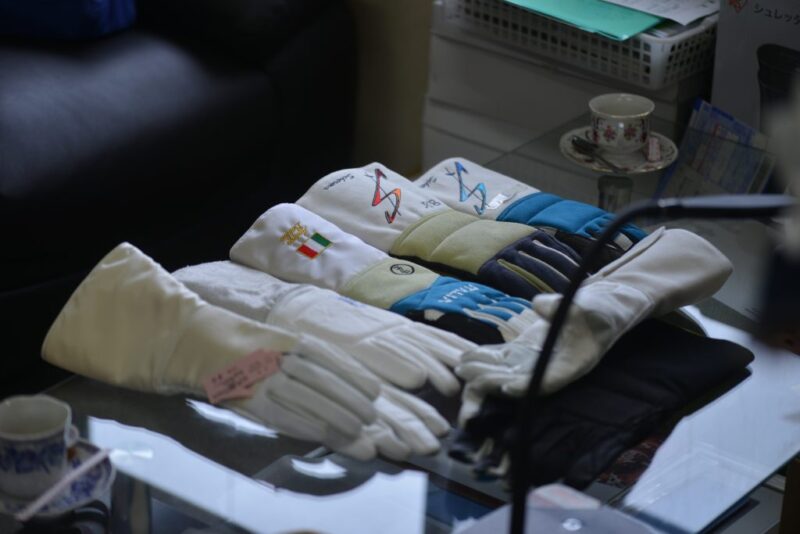 世界を狙うフェンシング・グローブ – Fencing gloves made in Higashi-kagawa