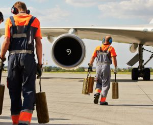 Pracovníci Czech Airlines Handling při práci na ploše letiště. Foto: Letiště Praha