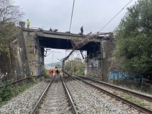 Poškození trakčního vedení u Čebína. Foto: SŽ