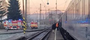 Zásah hasičů u vlaku EN Slovakia v Liptovském Mikuláši. Foto: čtenář Zdopravy.cz